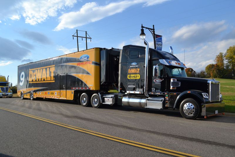 trucks nascar..jpg