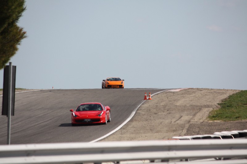 Pas se laisser emm..der par une Ferrari