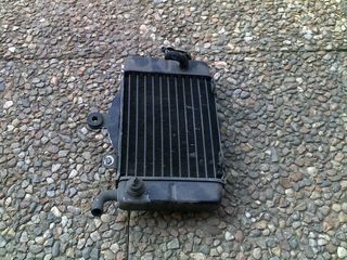 Un radiateur de moto pour ajouter dans le compartiment moteur au niveau des cylindres 5 et 6 ou toute autre utilisation. Equipé d'une sonde. 20€