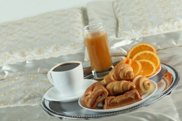 petit-dejeuner-au-lit--fond-blanc--cafe--soucoupes_3330322.jpg