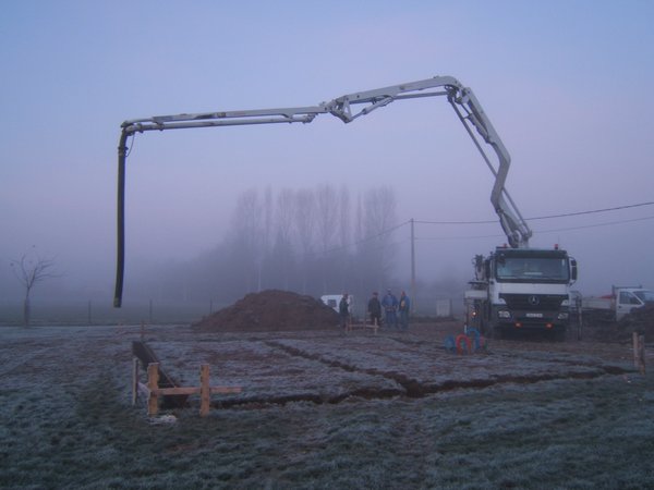 pompe a beton pour couler les fondation.attente de la premiere toupi