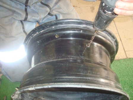 percer la roue a +- 15 cm de la valve d origine . un trou  de 8mm