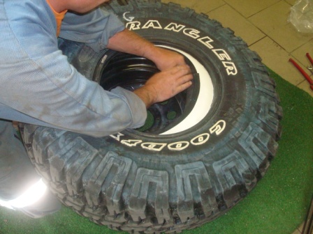 bien mettre la housse en place dans le pneu