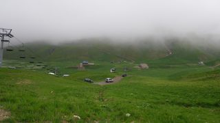 Arrivée bas des pistes brume.jpg